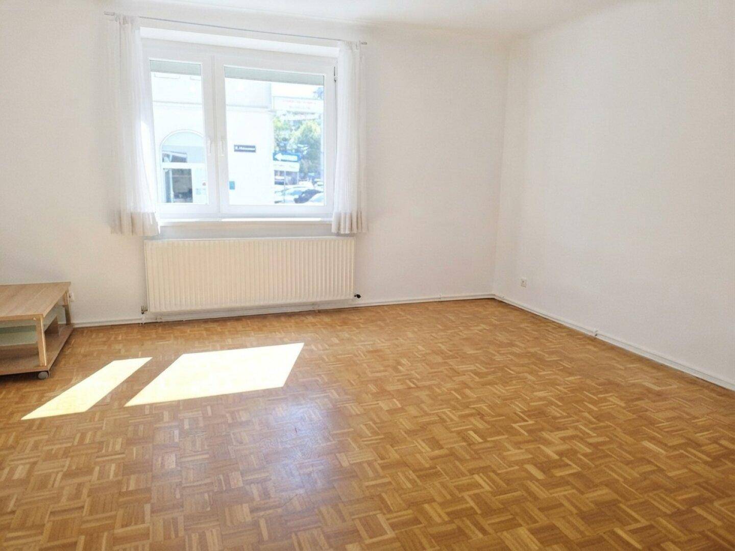 Blick durch den hellen Wohnraum