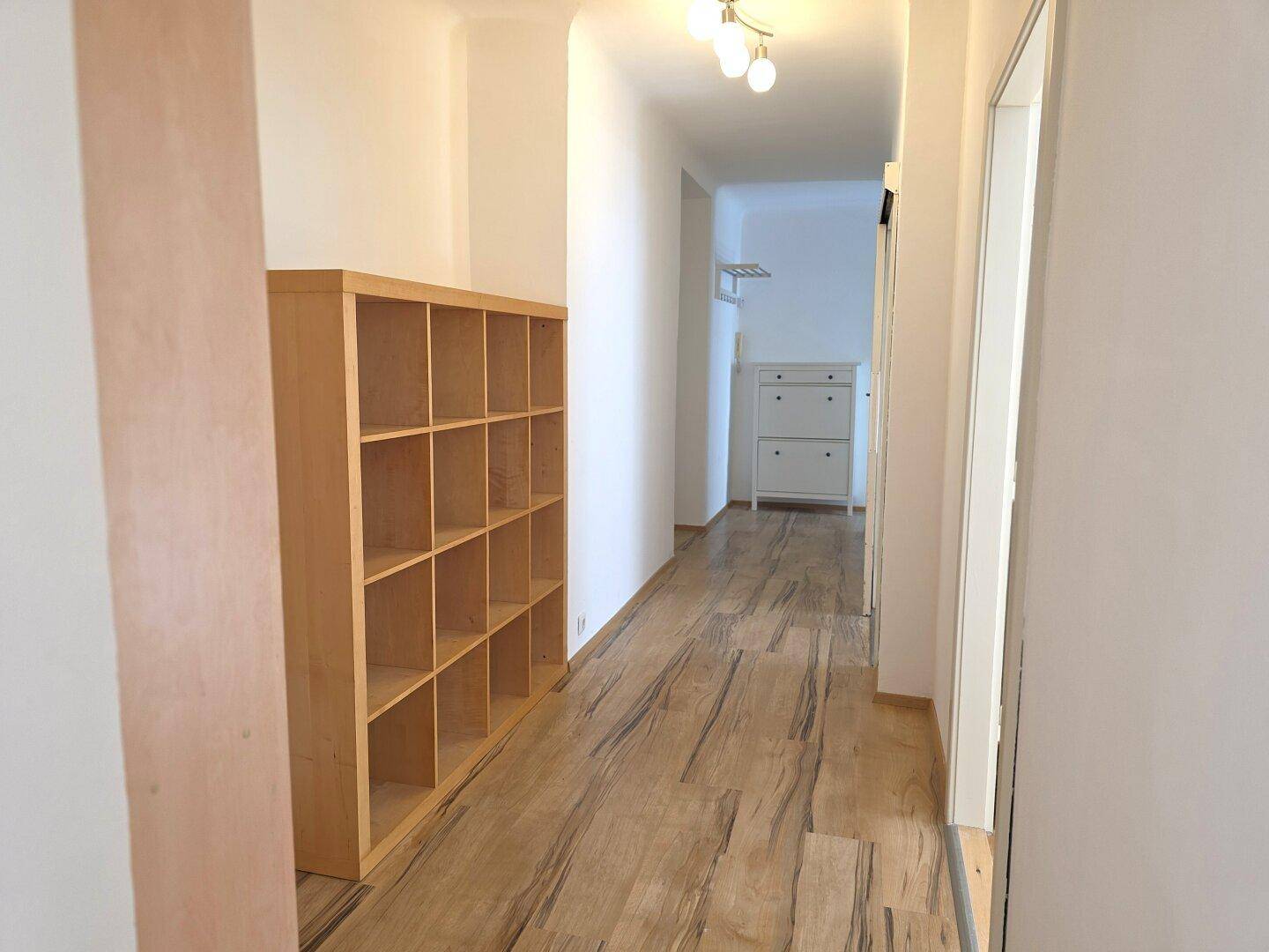 Blick vom Wohnraum Richtung Nebenräume