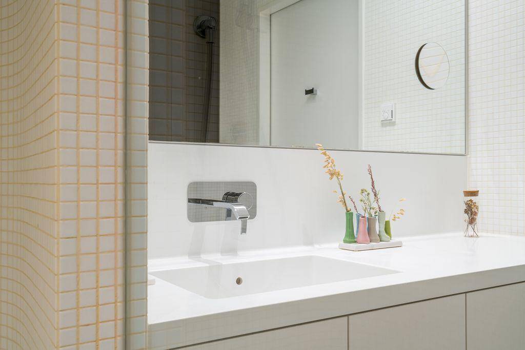 Detailansicht des modernen Badezimmers mit integriertem Waschbecken und stilvoller Dekoration.