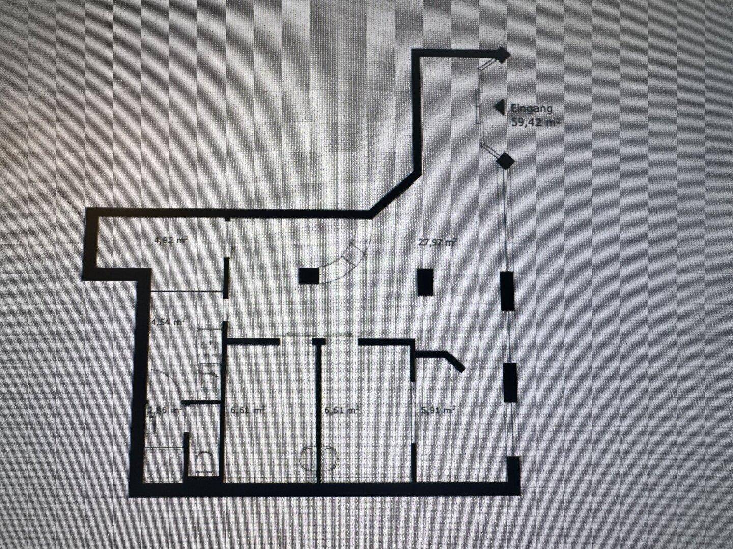 Grundrissplan zeigt eine Wohnung mit mehreren Zimmern, einem Badezimmer mit Dusche und einem Eingangsbereich.