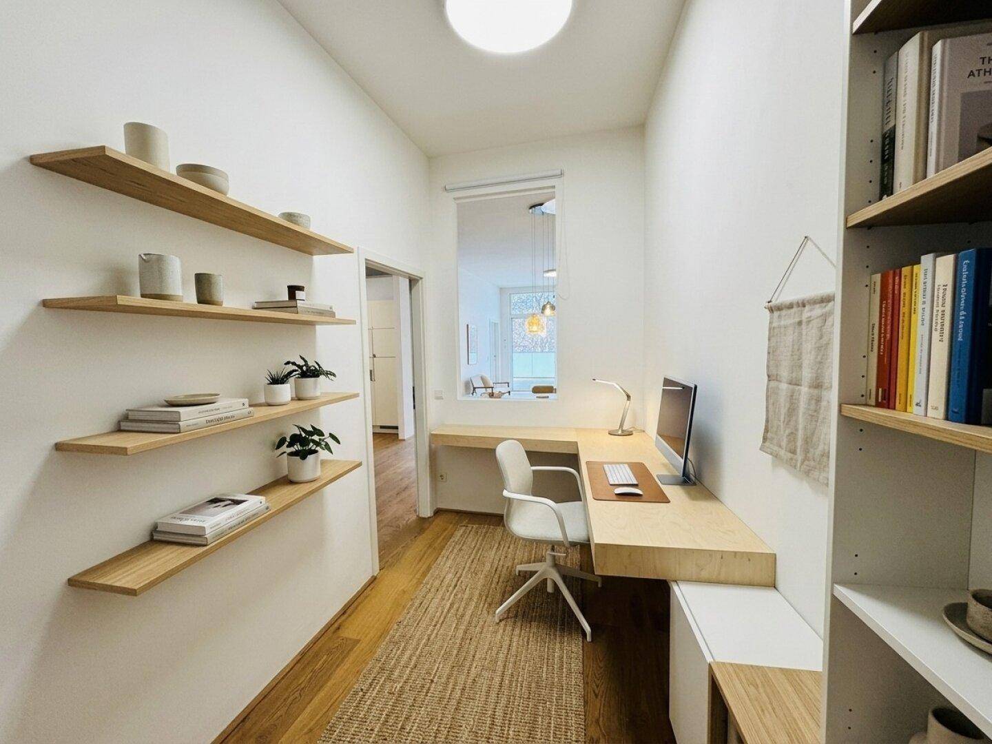 Funktionales Home-Office mit maßgefertigtem Schreibtisch, Regalen und Holzboden.