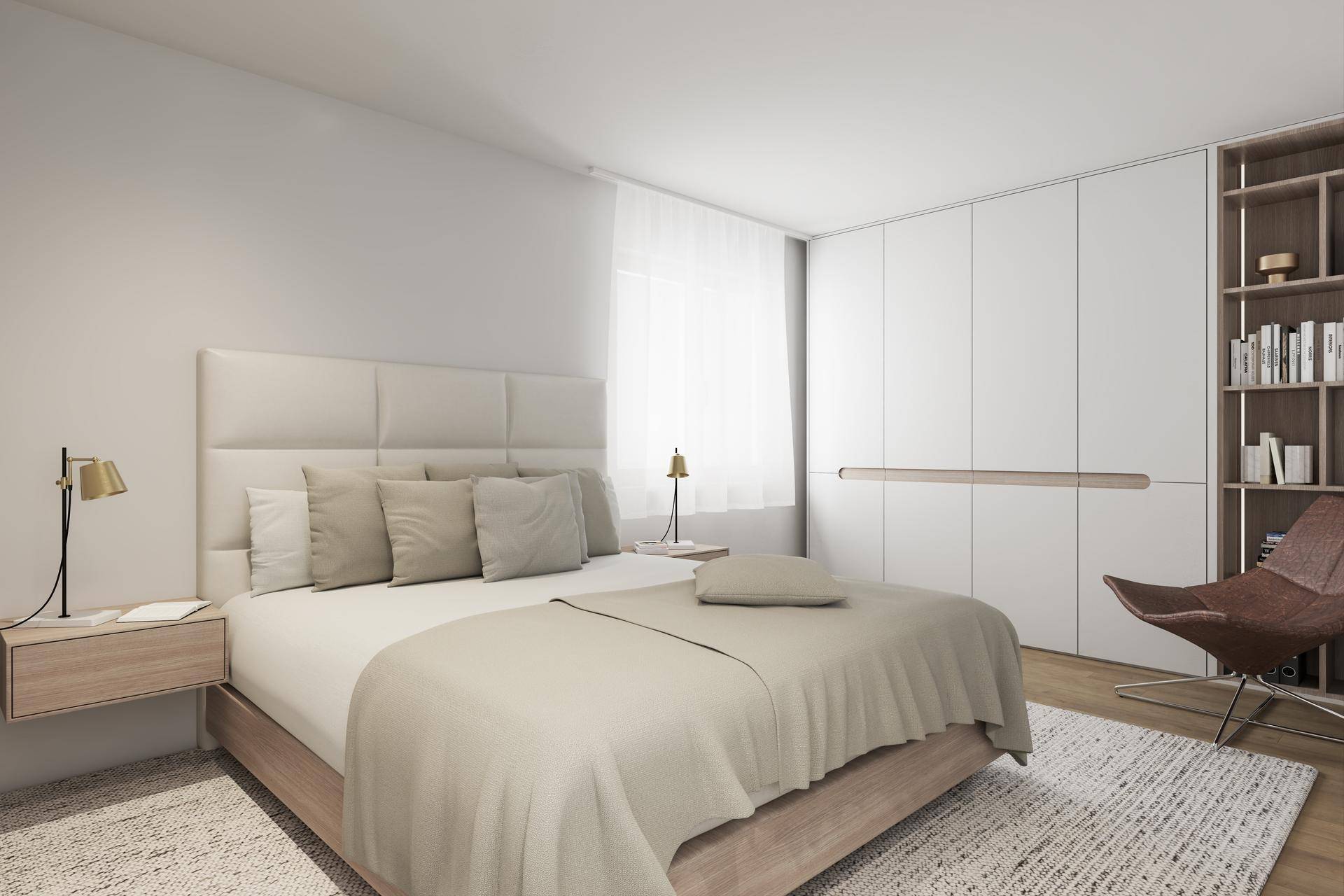 Schlafzimmer mit großem Bett, integrierten Kleiderschränken und einem Bücherregal für zusätzlichen Stauraum.