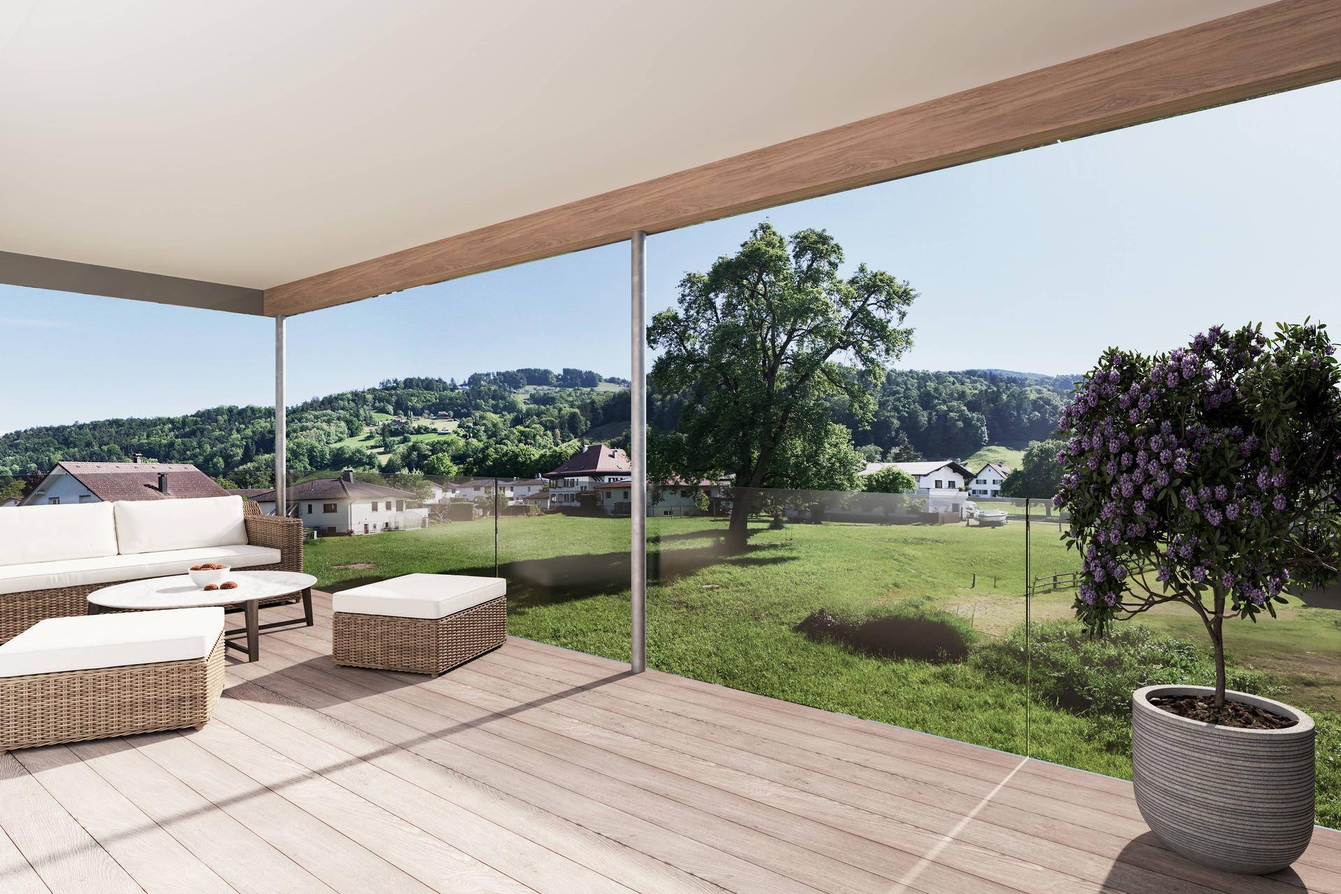 Großer Balkon mit Holzbelag und Glasbrüstung, ideal zum Entspannen mit Blick auf die Landschaft.