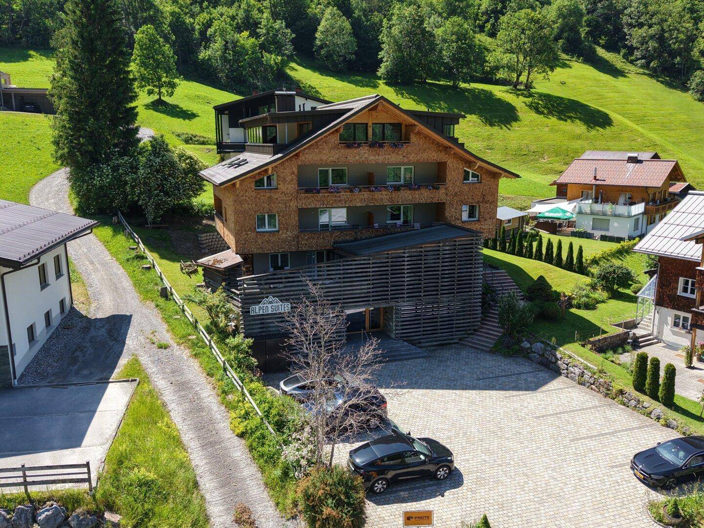 Sommerliche Luftaufnahme der Unterkunft und der umliegenden grünen Landschaft.