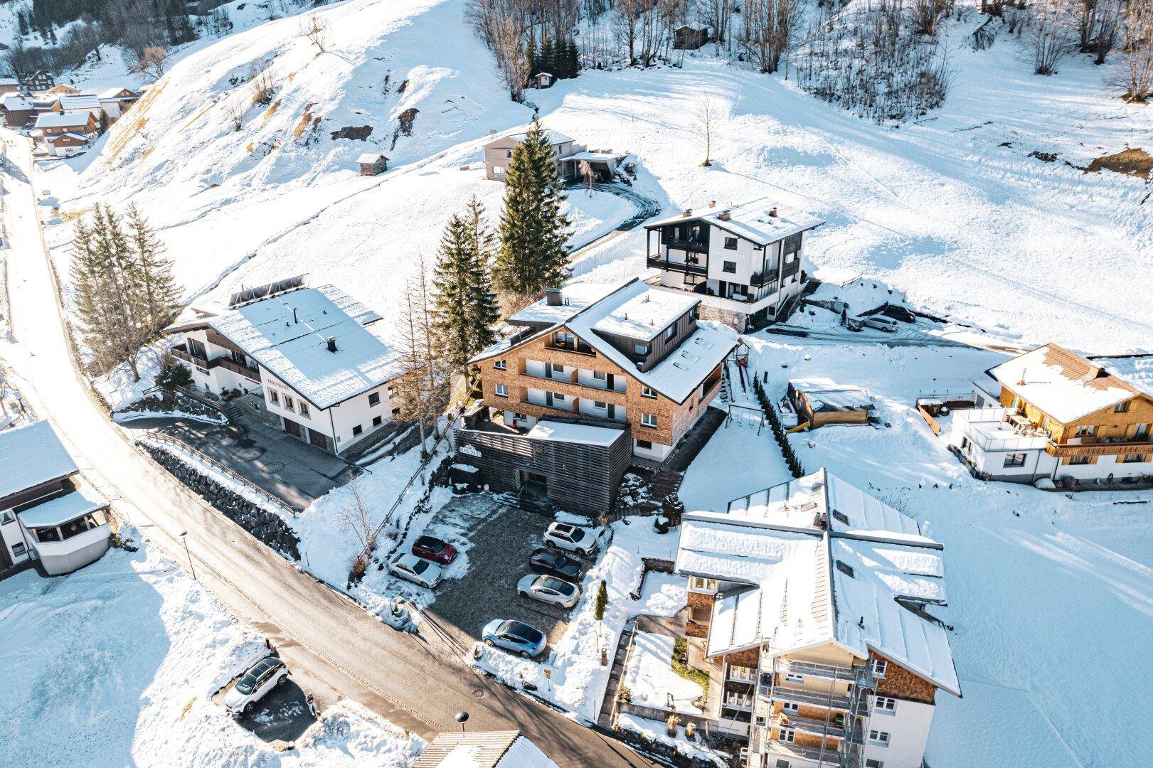 Winterliche Luftaufnahme der Unterkunft und der umliegenden verschneiten Landschaft.