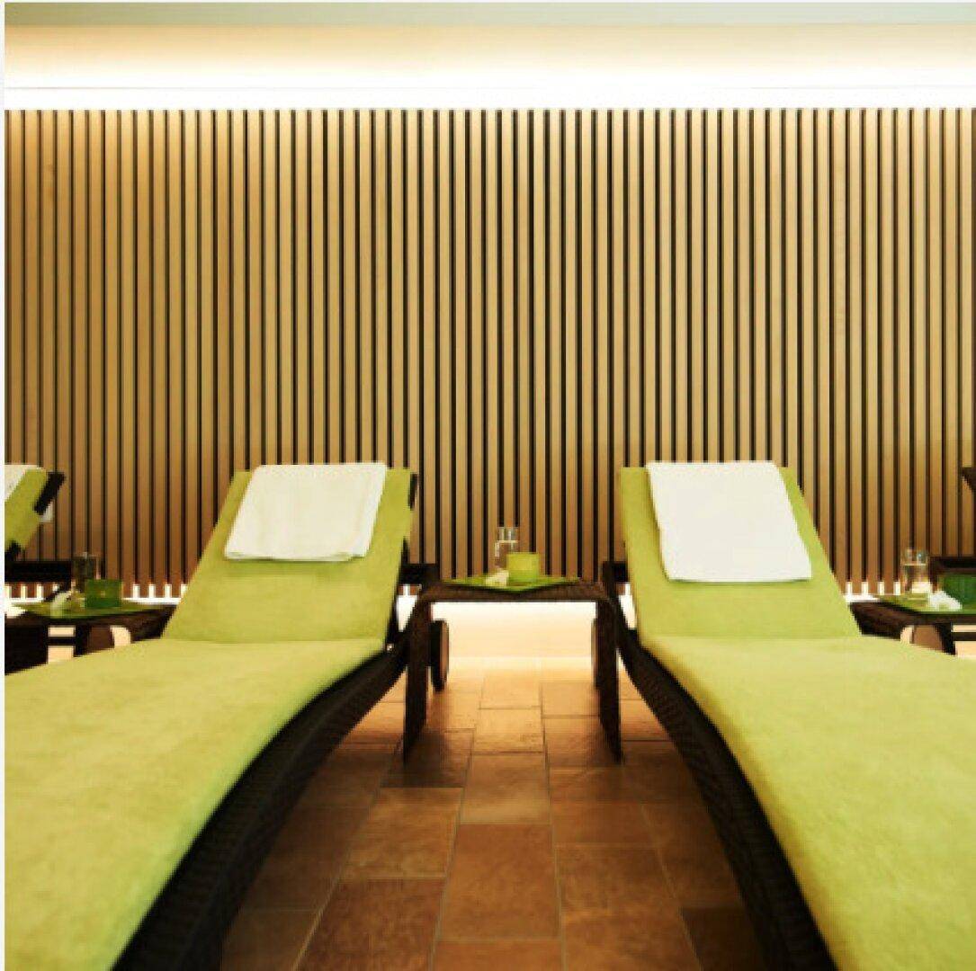 Helle Liegen im Ruheraum des Wellnessbereichs, ideal zum Entspannen nach der Sauna.