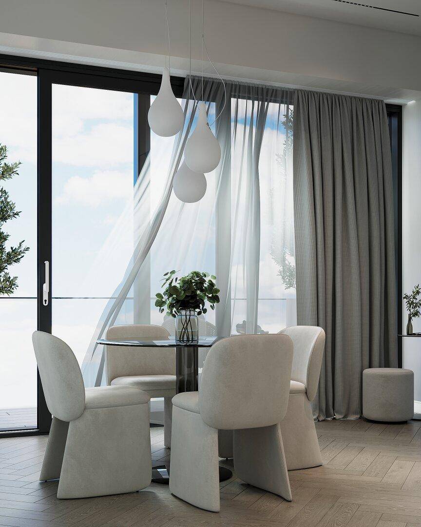Lichtdurchfluteter Essbereich mit Zugang zu einem Balkon und eleganten Vorhängen.