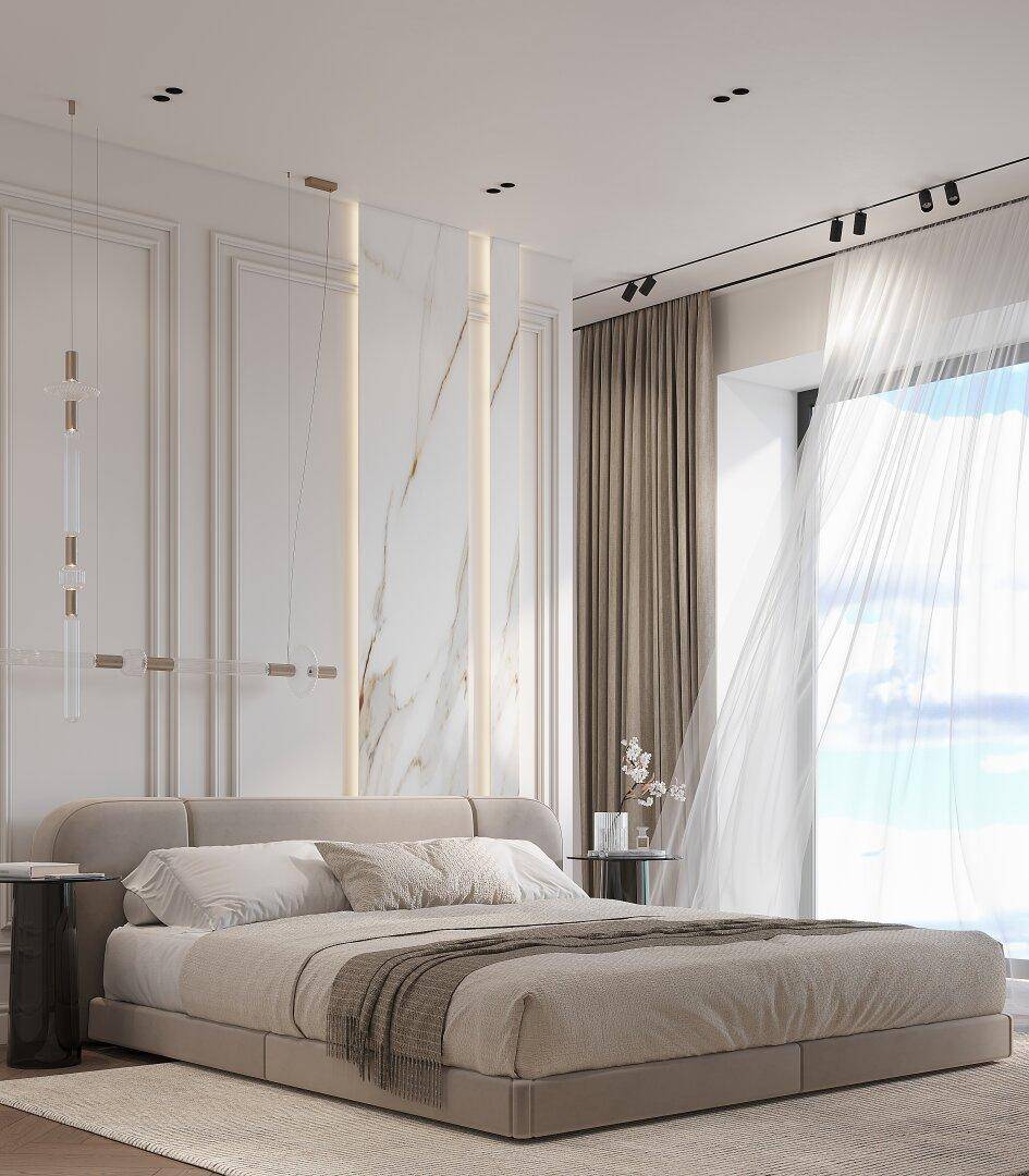 Elegantes Schlafzimmer mit großem Bett, Marmor-Akzentwand und viel Tageslicht.