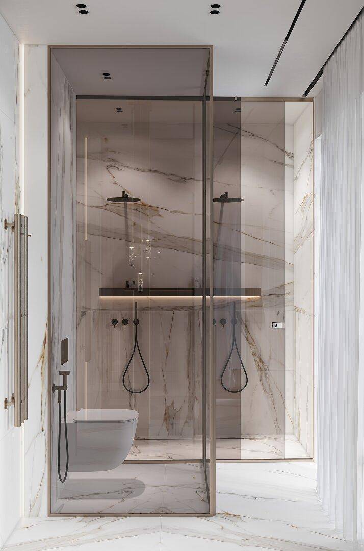 Luxuriöses Badezimmer mit zwei begehbaren Duschen, Marmorfliesen und moderner Ausstattung.