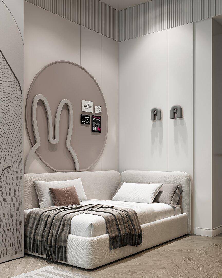 Modernes Kinderzimmer mit beigem Bett, Hasenmotiv an der Wand und stilvoller Einrichtung.
