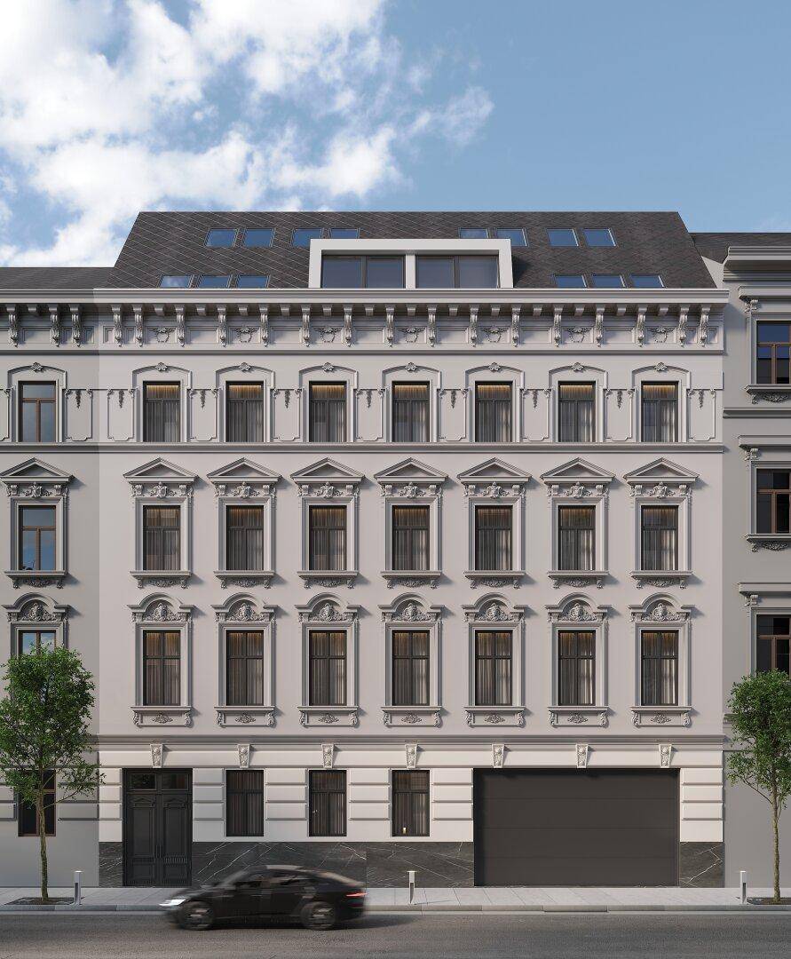 Historische Fassade eines Stadthauses mit vielen Fenstern und klassischer Architektur.