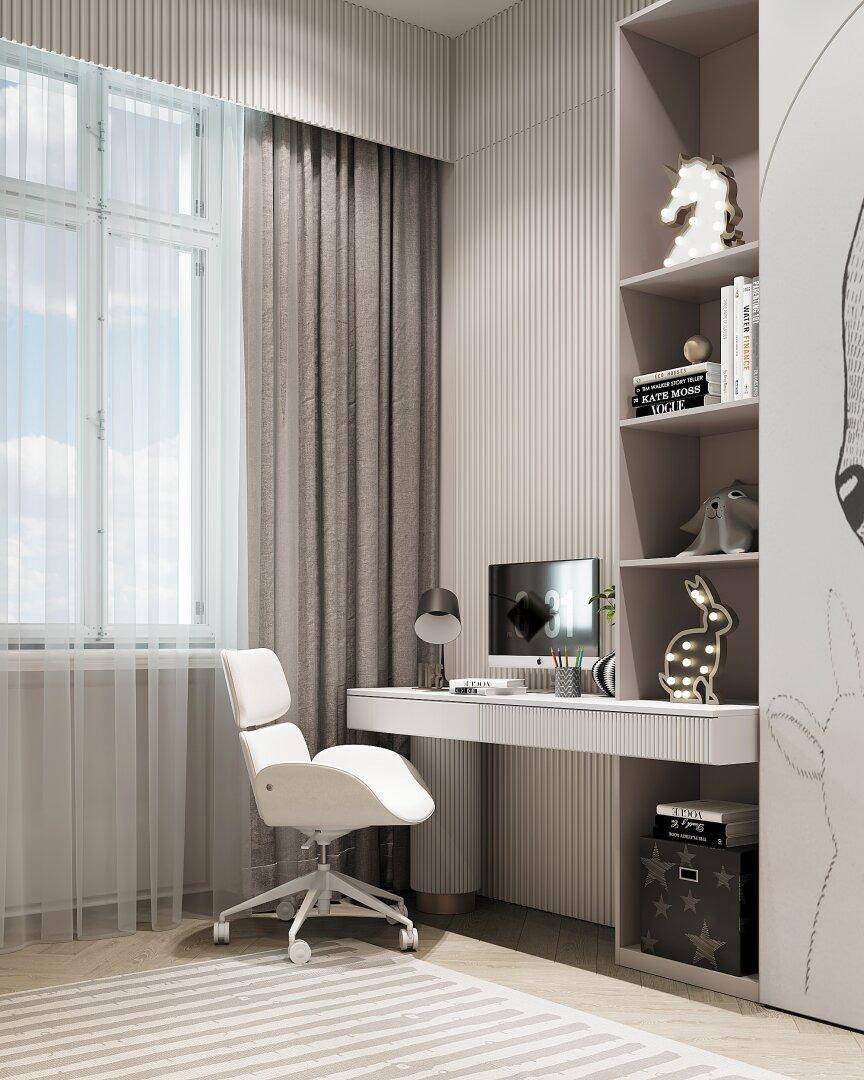 Helles Arbeitszimmer mit Schreibtisch, Stuhl und dekorativen Regalen am Fenster.
