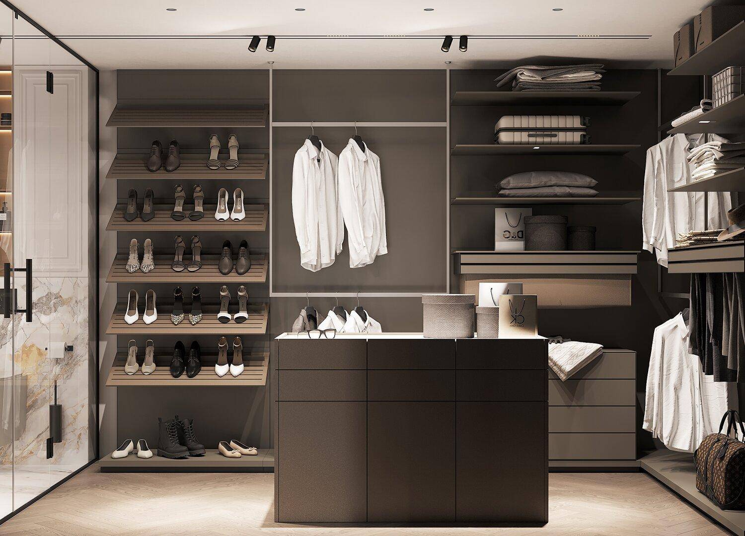 Geräumiger begehbarer Kleiderschrank mit viel Stauraum für Kleidung und Schuhe.