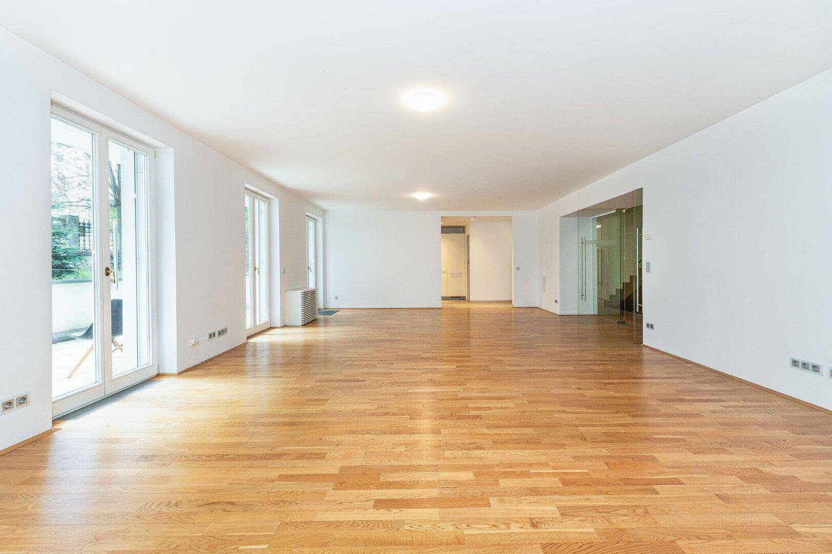 Helles Wohn- und Esszimmer
