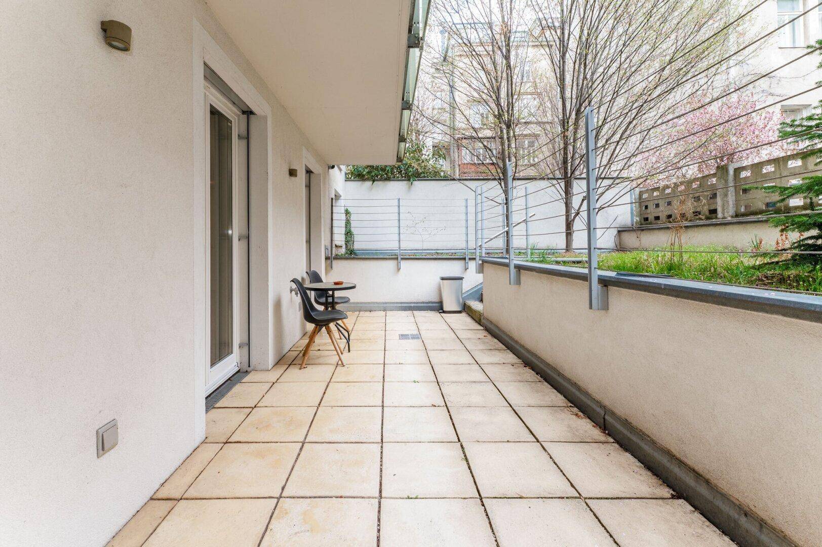 Ruhige Terrasse mit Eigengarten