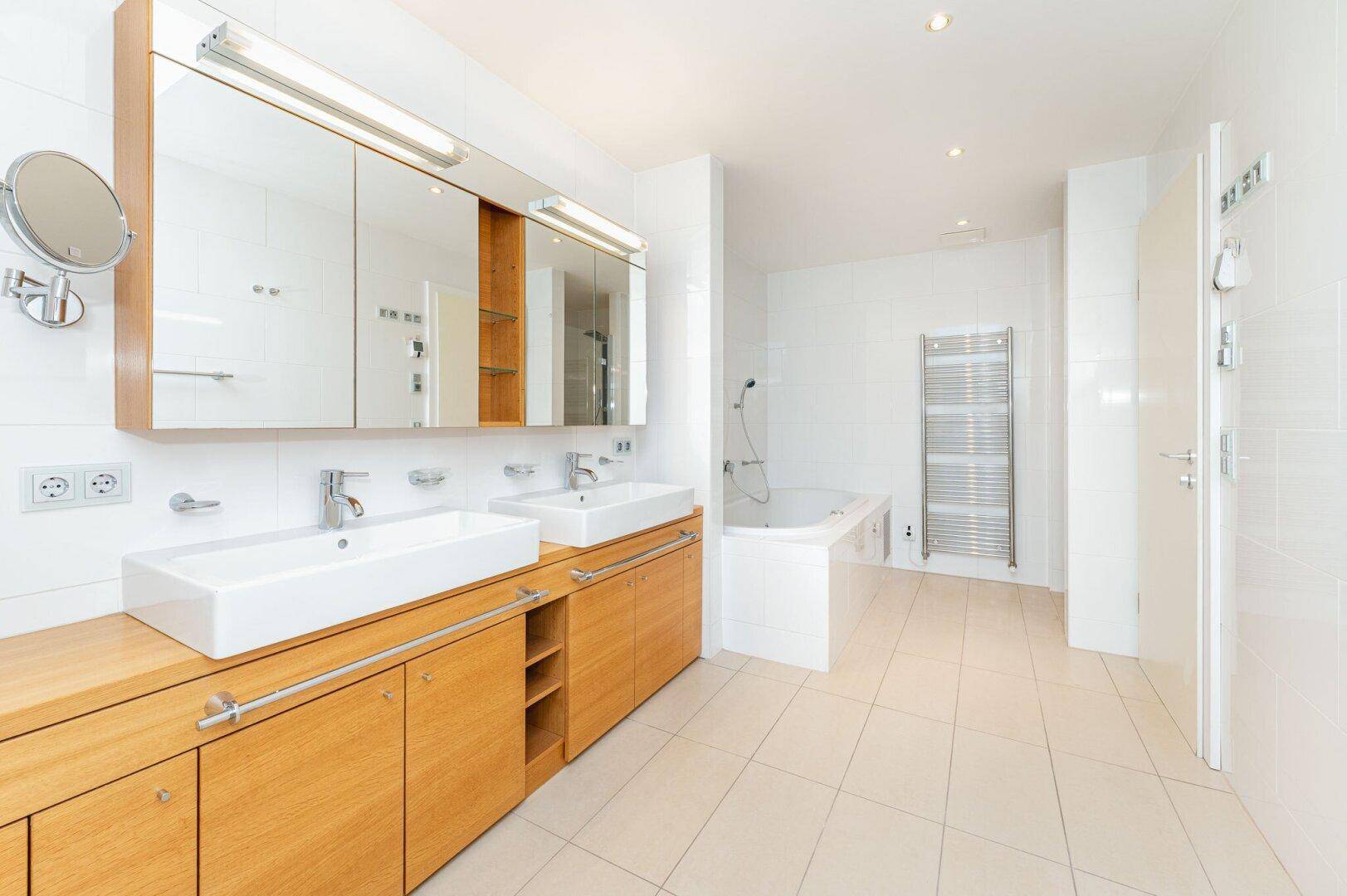 Zeitlos elegant – hochwertig ausgestattetes Badezimmer