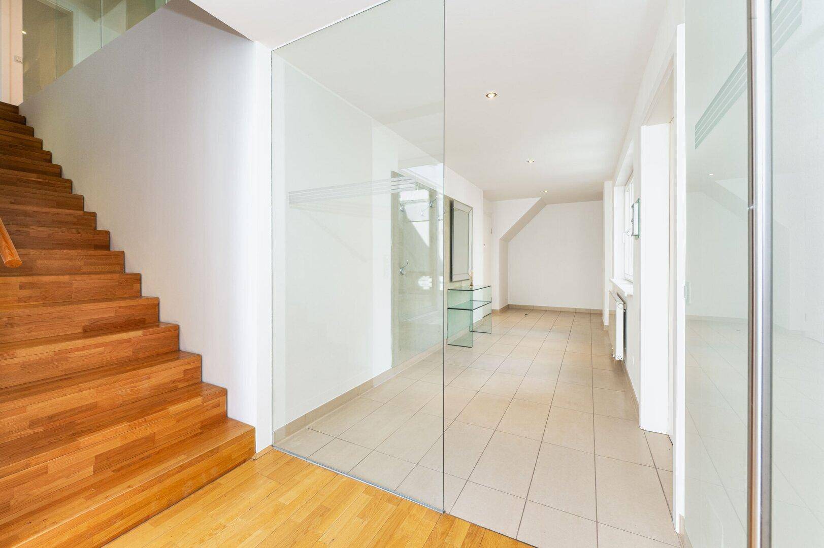 Blick von der Treppe zum Entrée