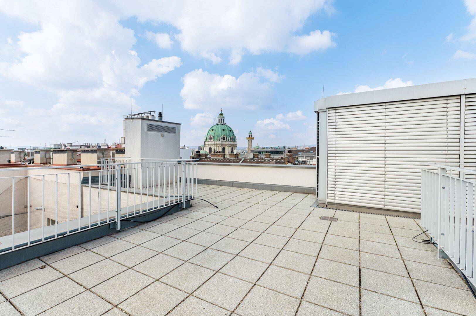 Panoramaterrasse mit Blick auf Karlskirche & Stephansdom – urbanes Wohngefühl in Vollendung