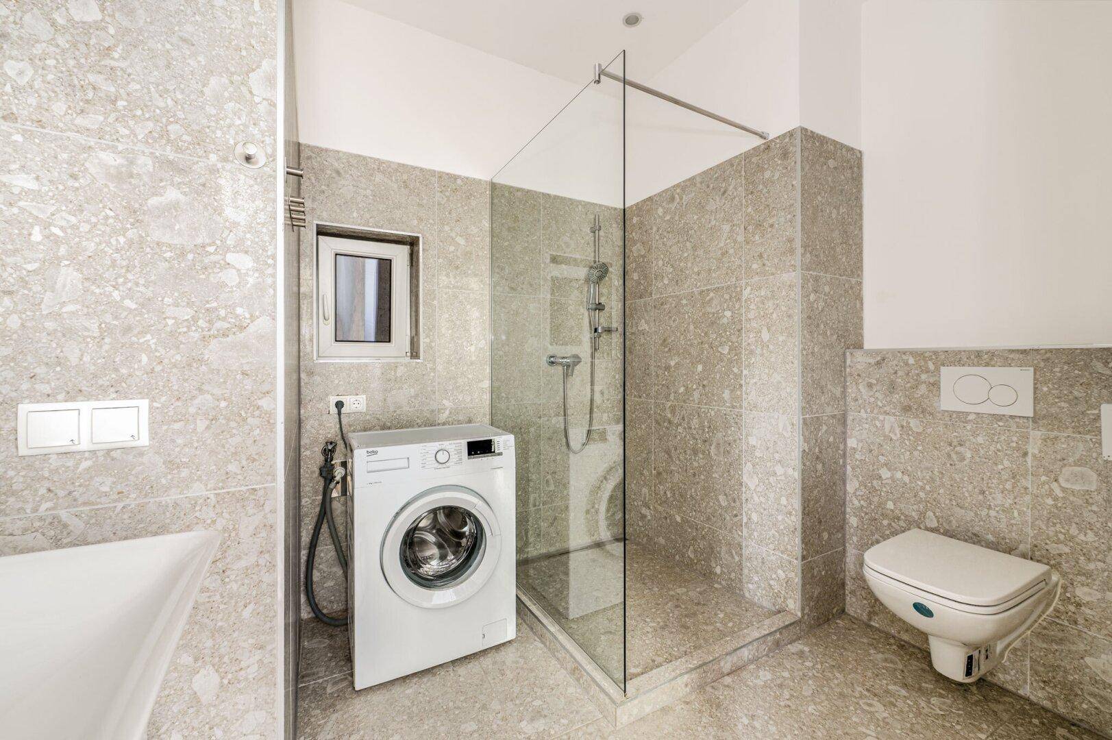 Badezimmer mit Dusche und WC