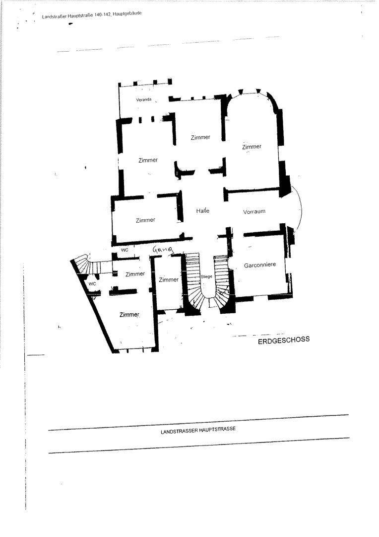 Grundriss des Erdgeschosses mit mehreren Zimmern, Halle und Veranda.