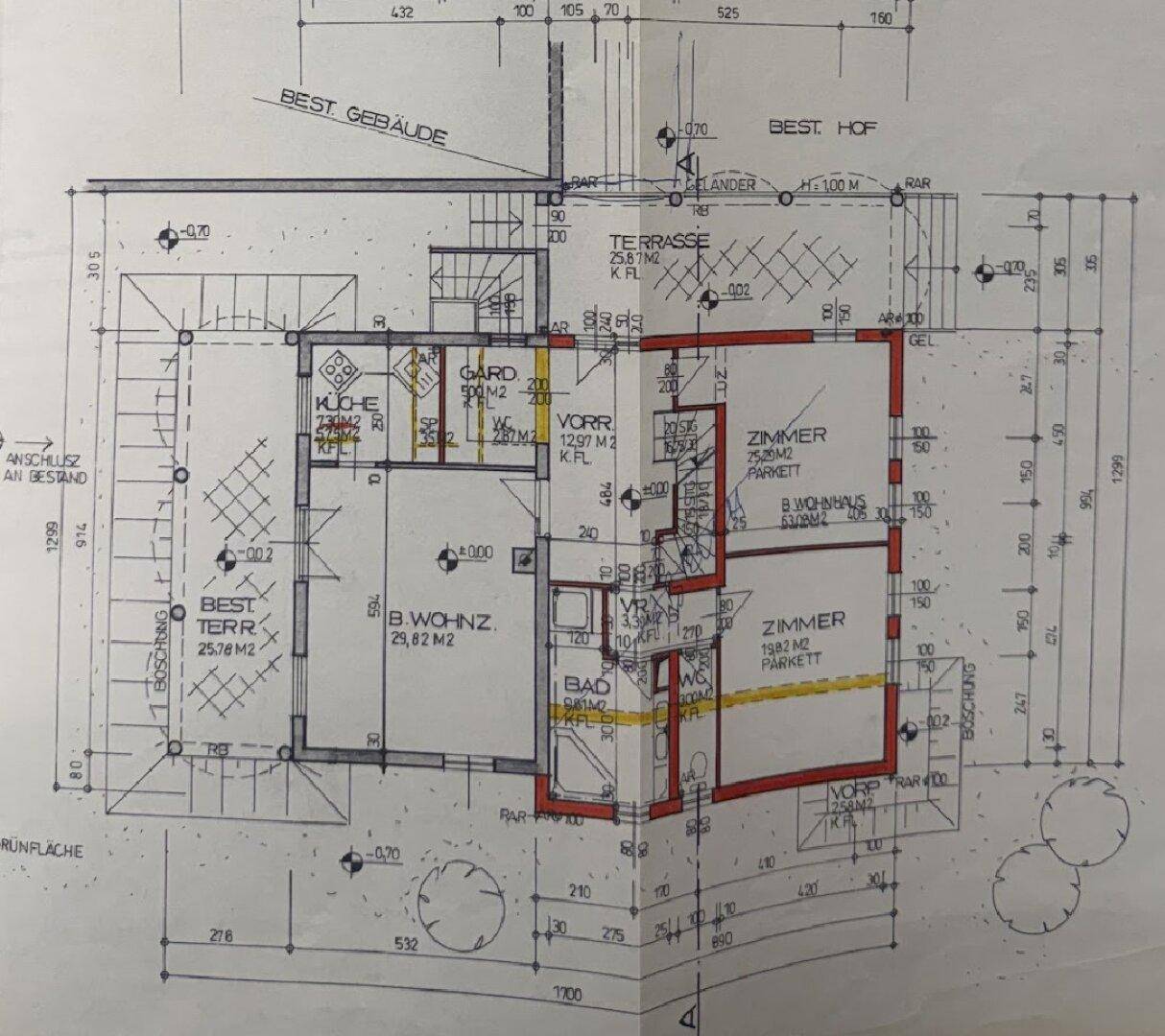 Grundriss des Erdgeschosses mit Küche, Wohnzimmer, Bad und Terrasse.