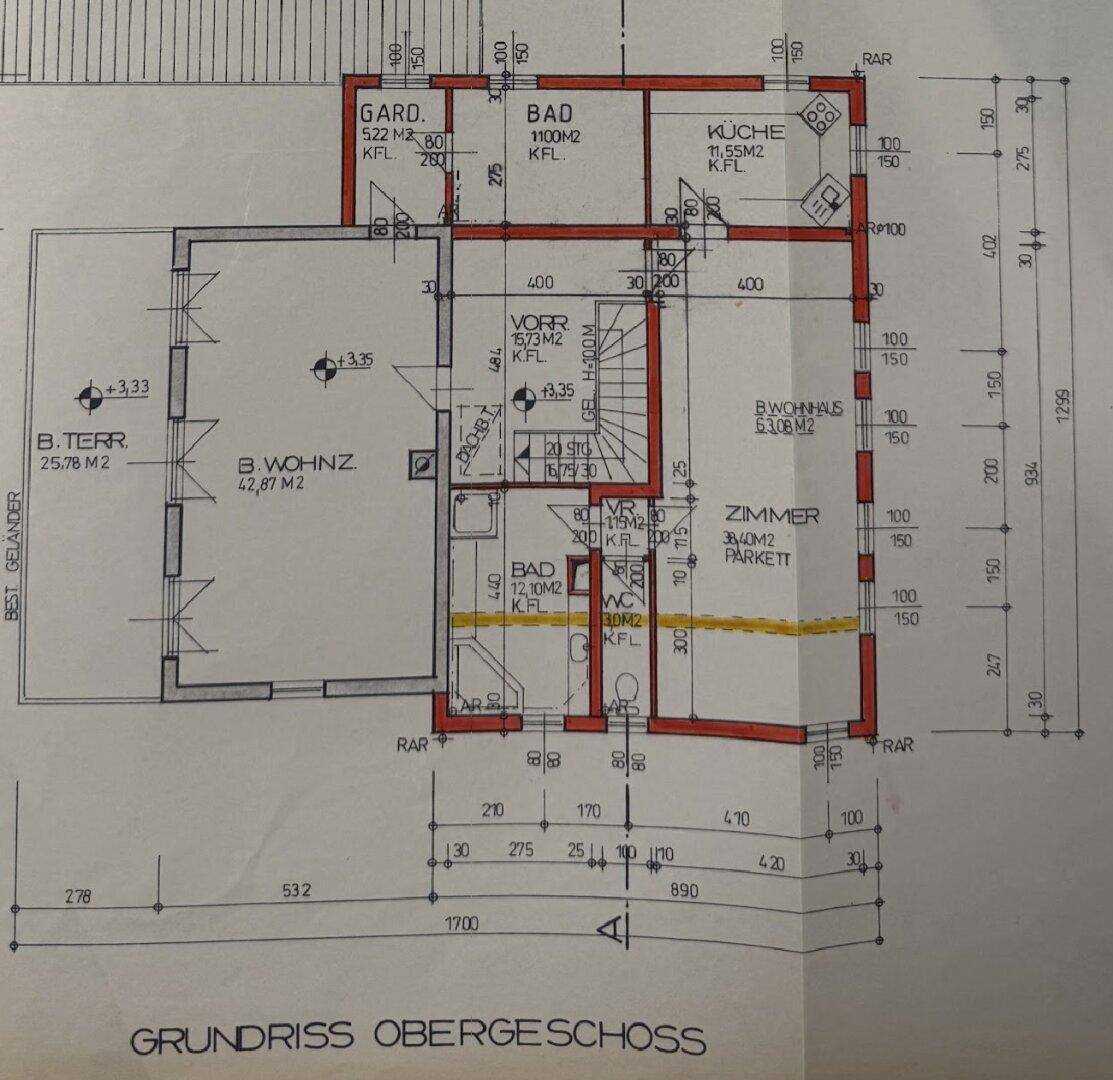Grundriss des Obergeschosses mit Wohnzimmer, Küche, Bad und Terrasse.