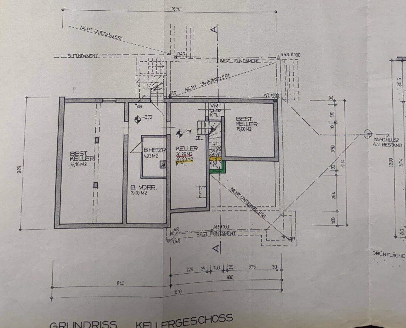 Grundriss des Kellergeschosses mit mehreren Kellerräumen und Vorraum.