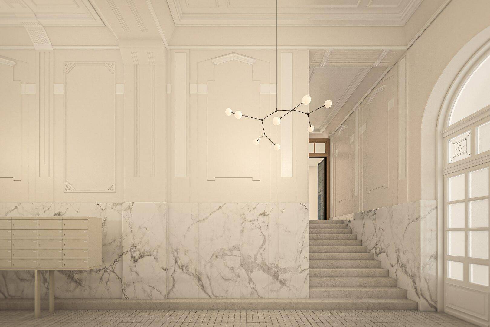 Elegante Eingangshalle mit Marmorverkleidung, Stuckelementen und einer modernen Pendelleuchte, die viel natürliches Licht erhält.