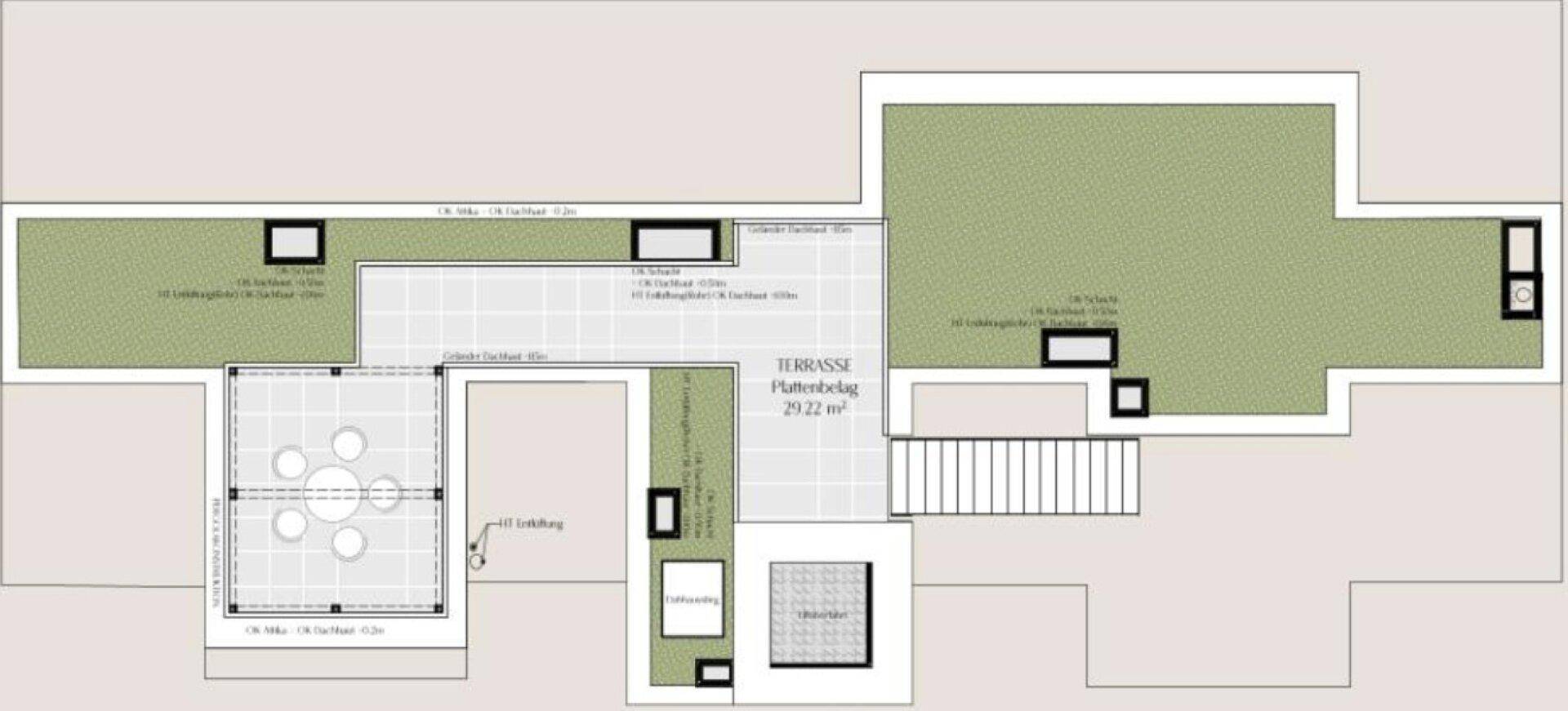 Grundriss einer weitläufigen Terrasse mit Plattenbelag und angrenzenden Grünflächen im Freien.
