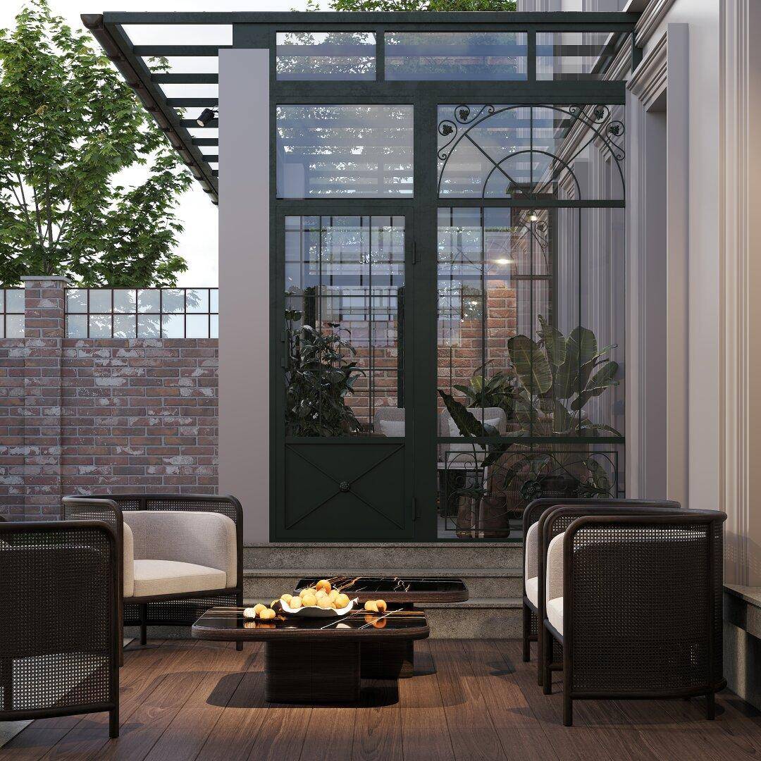 Gemütliche Terrasse mit Holzboden und Blick in den verglasten Wintergarten.