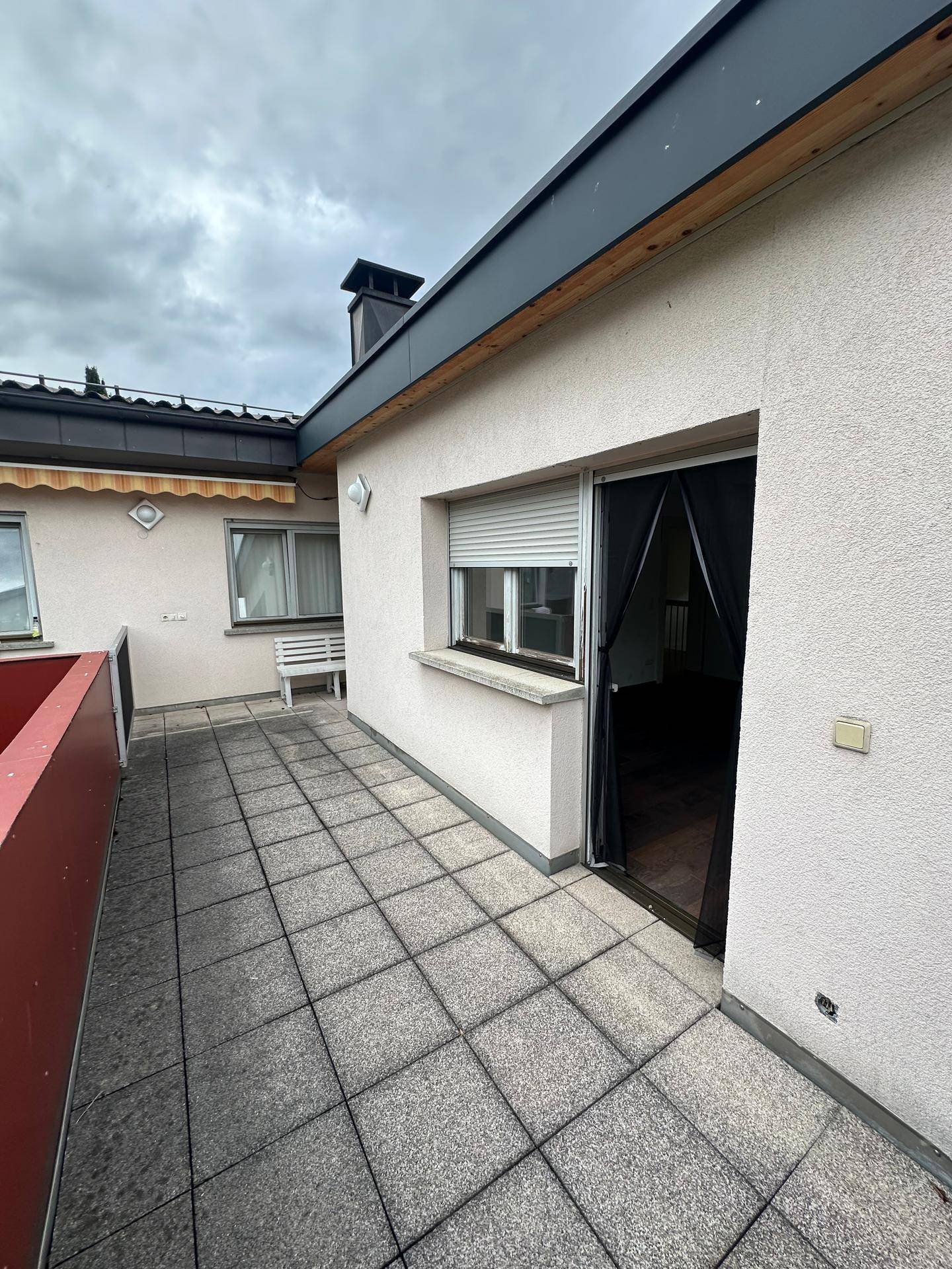 Kleiner Balkon mit Fliesenboden und Blick auf die Umgebung, zugänglich vom Schlafzimmer.