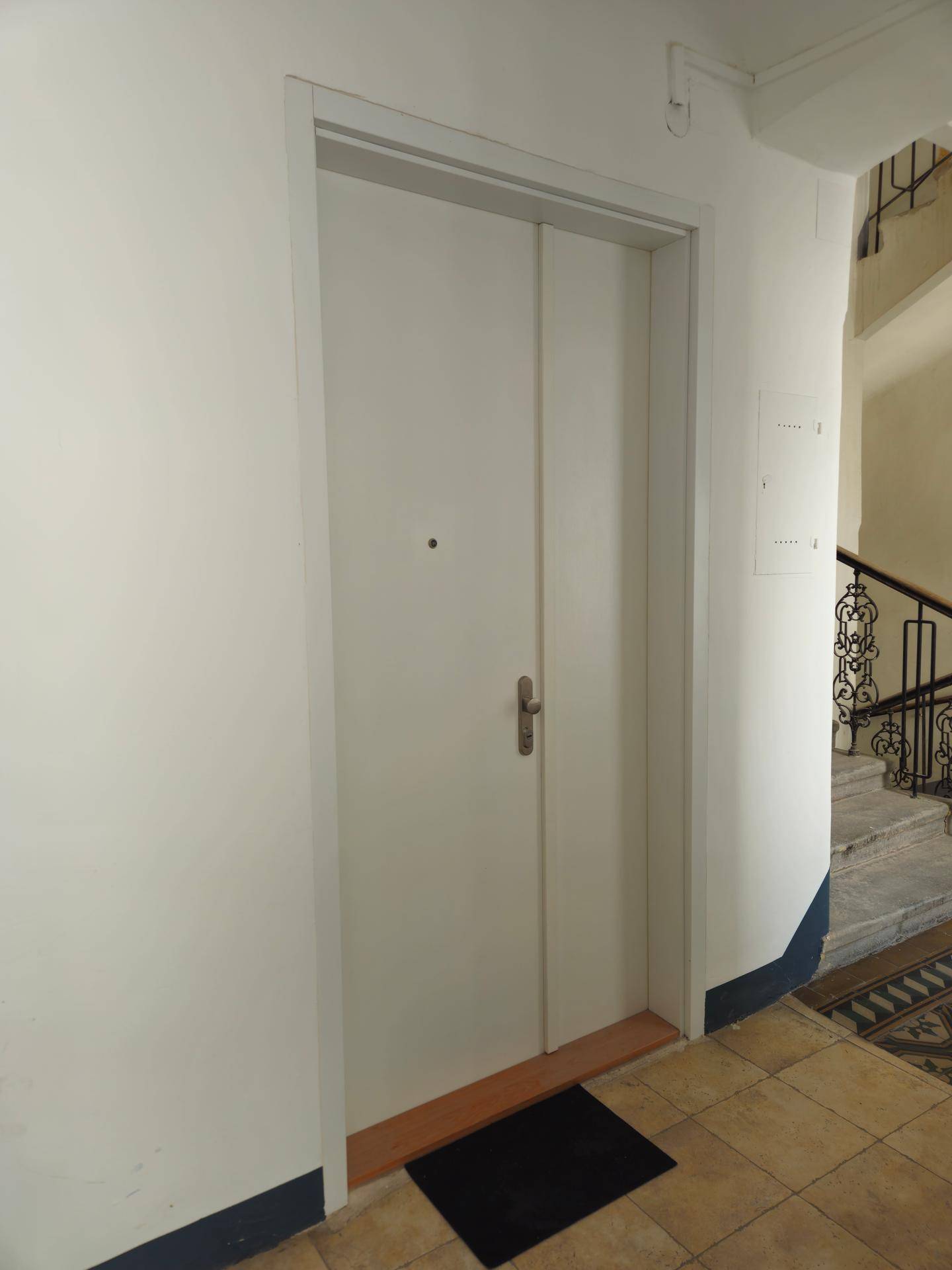 Eingangstür einer Wohnung im Treppenhaus eines Mehrfamilienhauses.