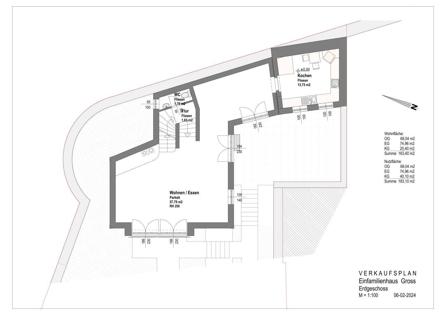 Grundriss des Erdgeschosses mit Wohn-/Essbereich, Küche und WC.