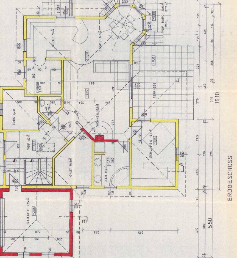 Detaillierter Grundriss des Erdgeschosses mit Wohn-, Ess- und Schlafbereichen.