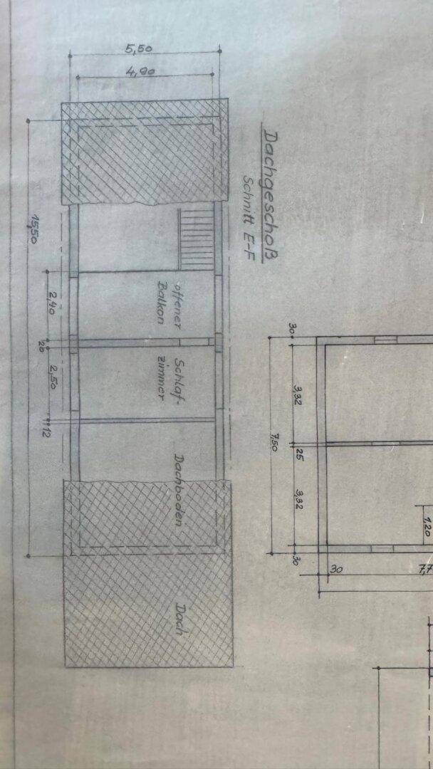 Detaillierter Grundriss des Dachgeschosses mit Maßen und Raumaufteilung, inklusive offenem Balkon.