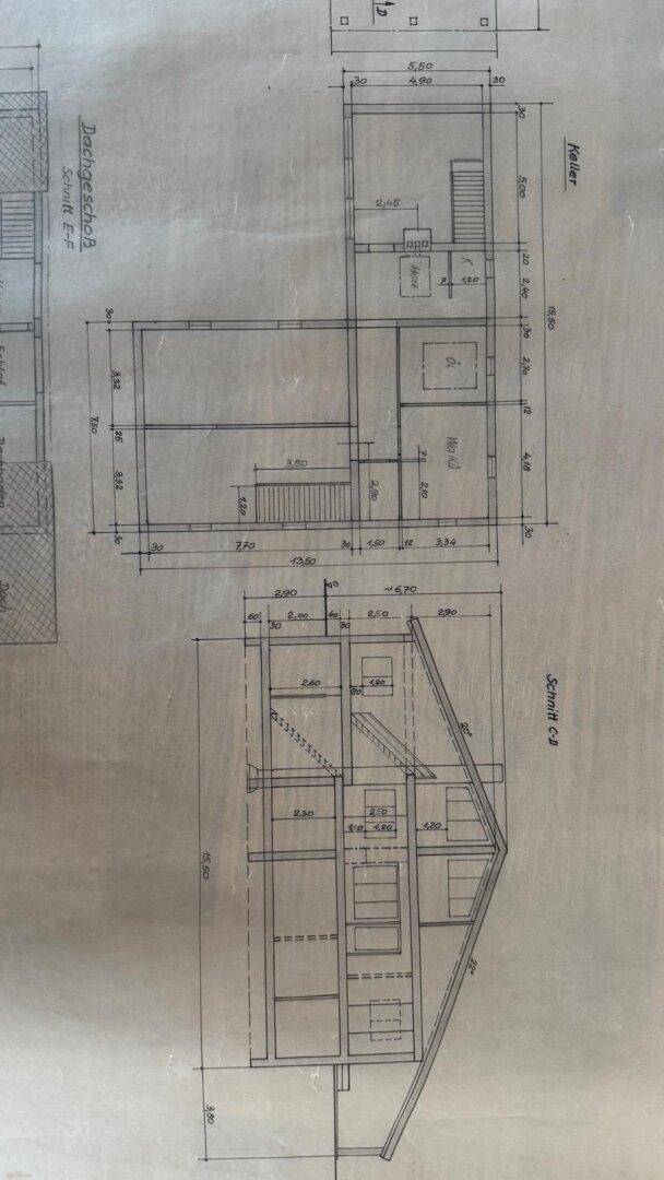 Grundriss des Kellers und Dachgeschosses mit Schnittansicht und Dachschräge.