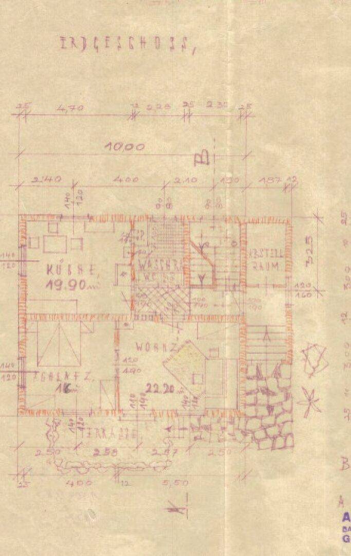 Handgezeichneter Grundriss des Erdgeschosses mit Küche, Wohnzimmer und Essbereich.