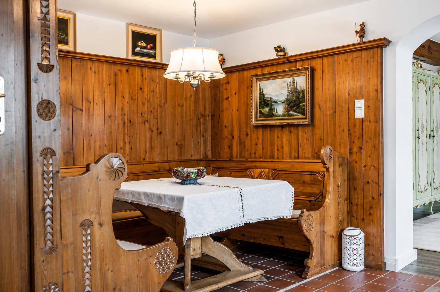 Traditioneller Essbereich mit holzvertäfelten Wänden, gemütlicher Eckbank und rustikalem Charme.