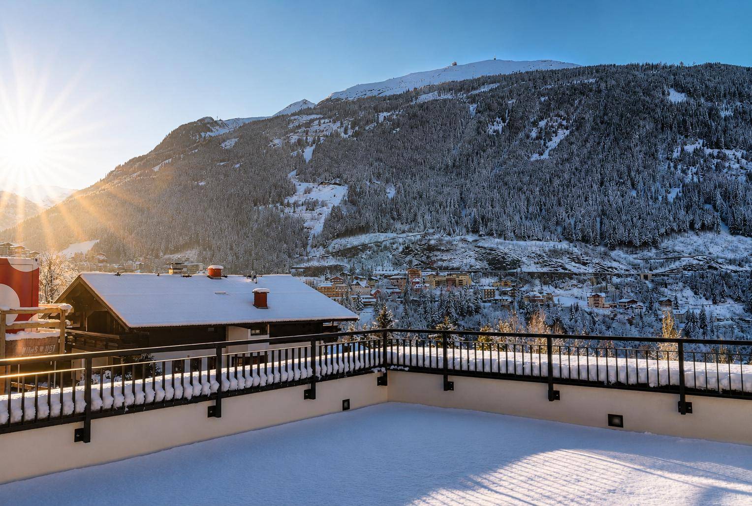 Große, schneebedeckte Terrasse mit weitem Bergblick und strahlendem Sonnenschein, ideal für Outdoor-Aktivitäten.
