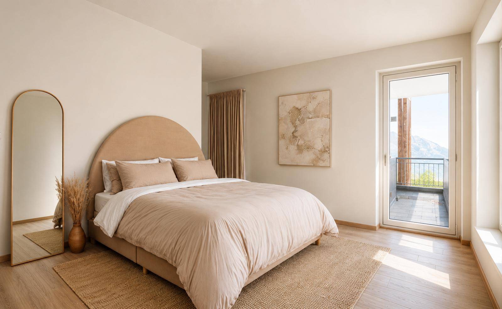 Gemütliches Schlafzimmer in warmen Erdtönen mit Holzboden und direktem Zugang zu einem sonnigen Balkon.