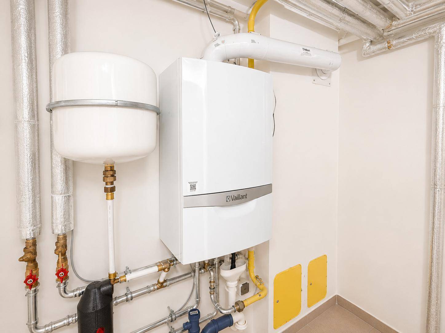 Moderne Gasheizungsanlage von Vaillant in einem sauberen Technikraum installiert.