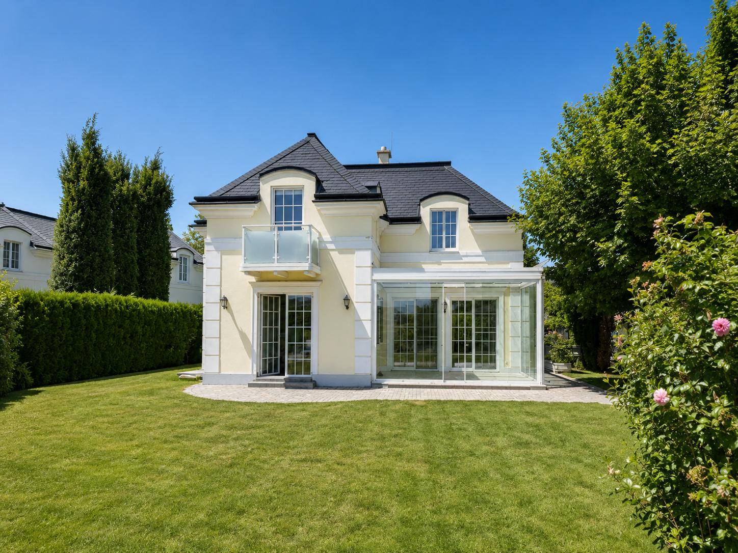 Attraktives Einfamilienhaus mit großem Garten, Balkon und modernem Wintergarten.