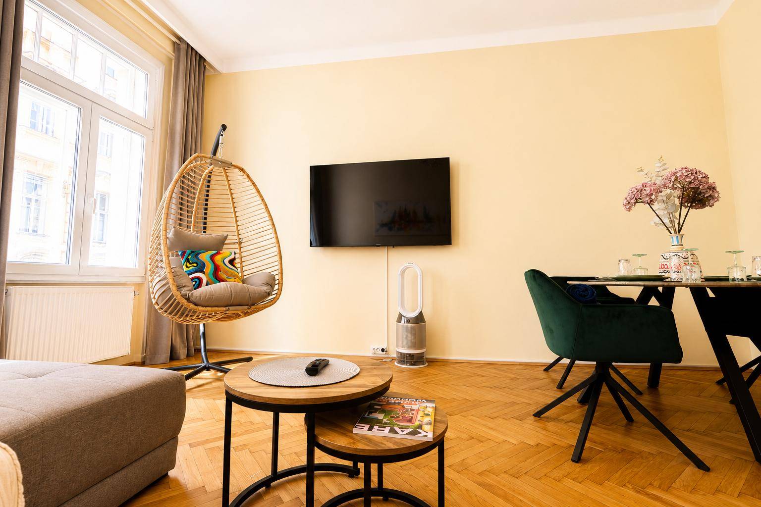 Detailansicht des Wohnbereichs mit Hängesessel, Couch und Esstisch.