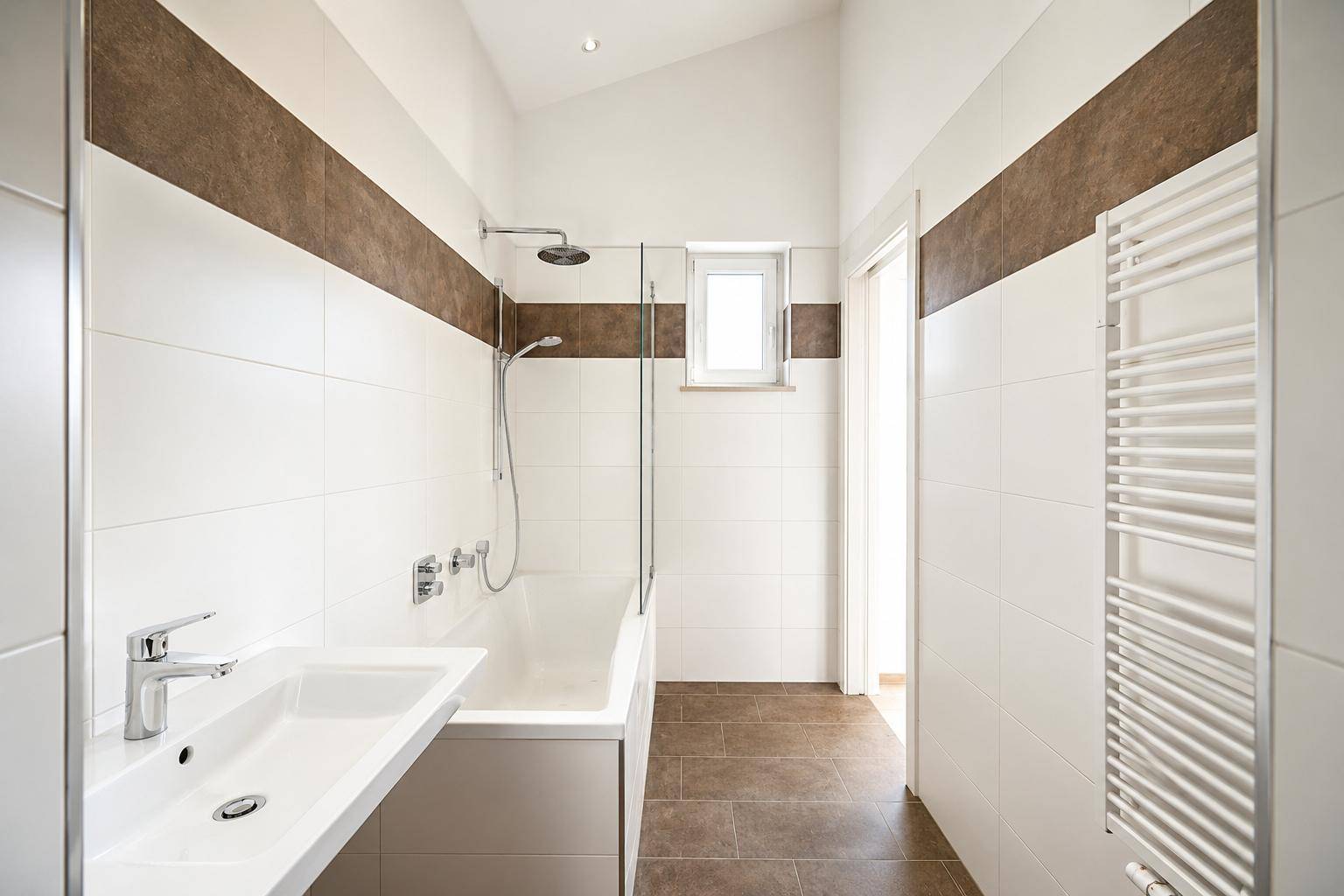 Modernes Badezimmer mit Badewanne, integrierter Dusche und einem praktischen beheizten Handtuchhalter.