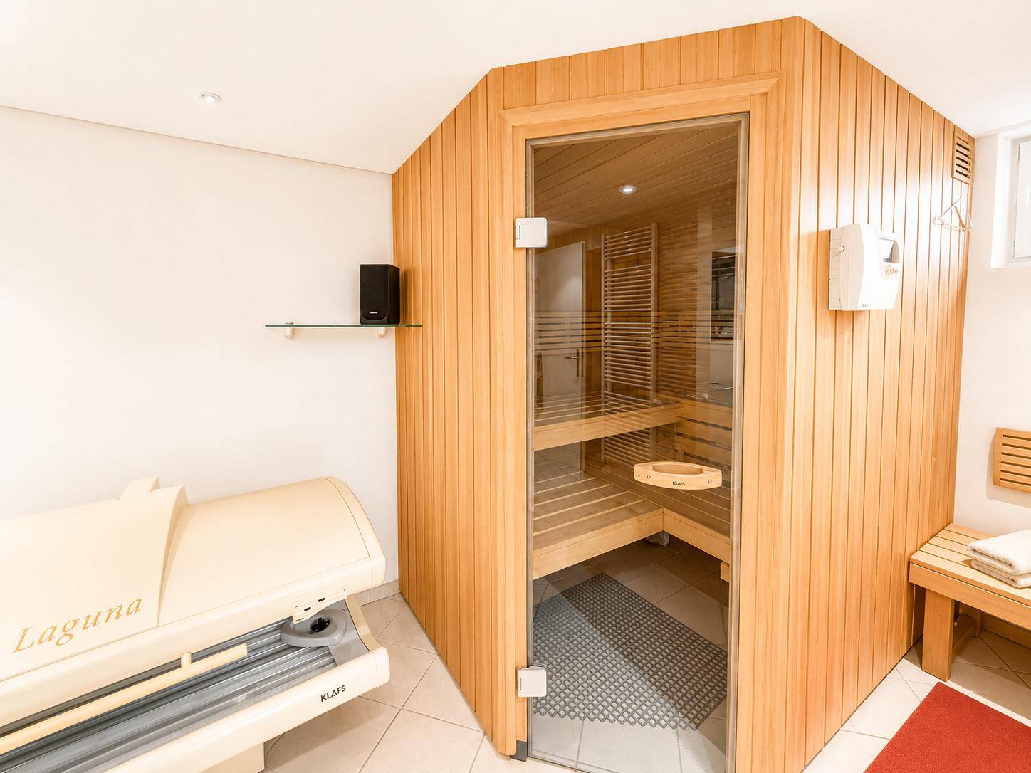 Wellnessbereich mit moderner Holzsauna und Solarium für entspannende Stunden zu Hause.