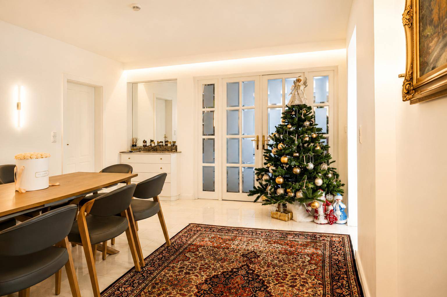 Heller Essbereich mit modernem Holztisch, Stühlen und festlicher Weihnachtsdekoration.