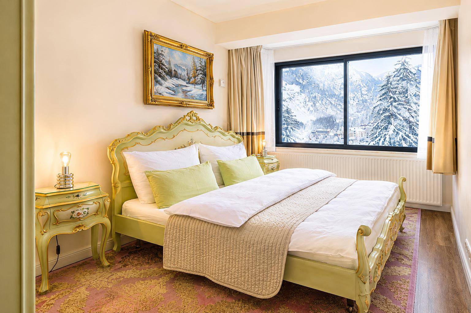 Gemütliches Schlafzimmer mit opulentem Bett, Teppichboden und weitem Blick auf die verschneiten Berge.