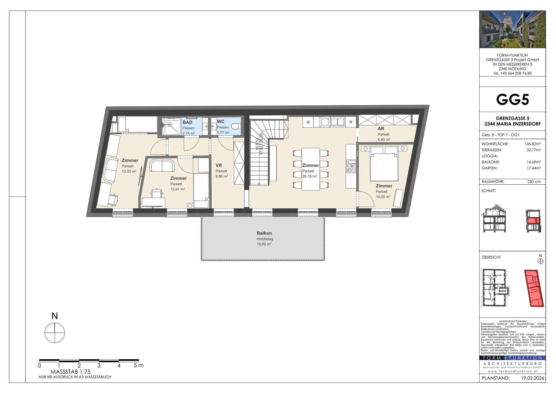 Grundriss einer Obergeschosswohnung mit Balkon, mehreren Zimmern und separatem Bad und WC.