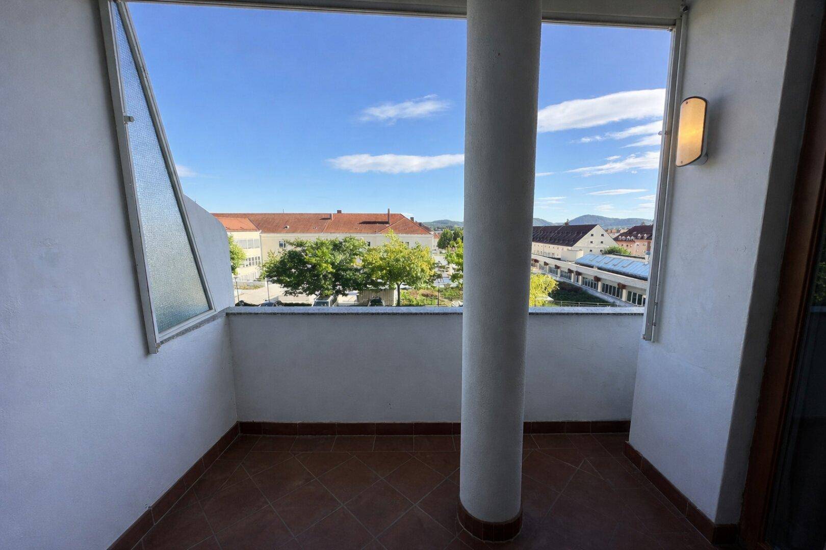 Geräumiger Balkon mit Fliesenboden und weitem Blick über die Umgebung.