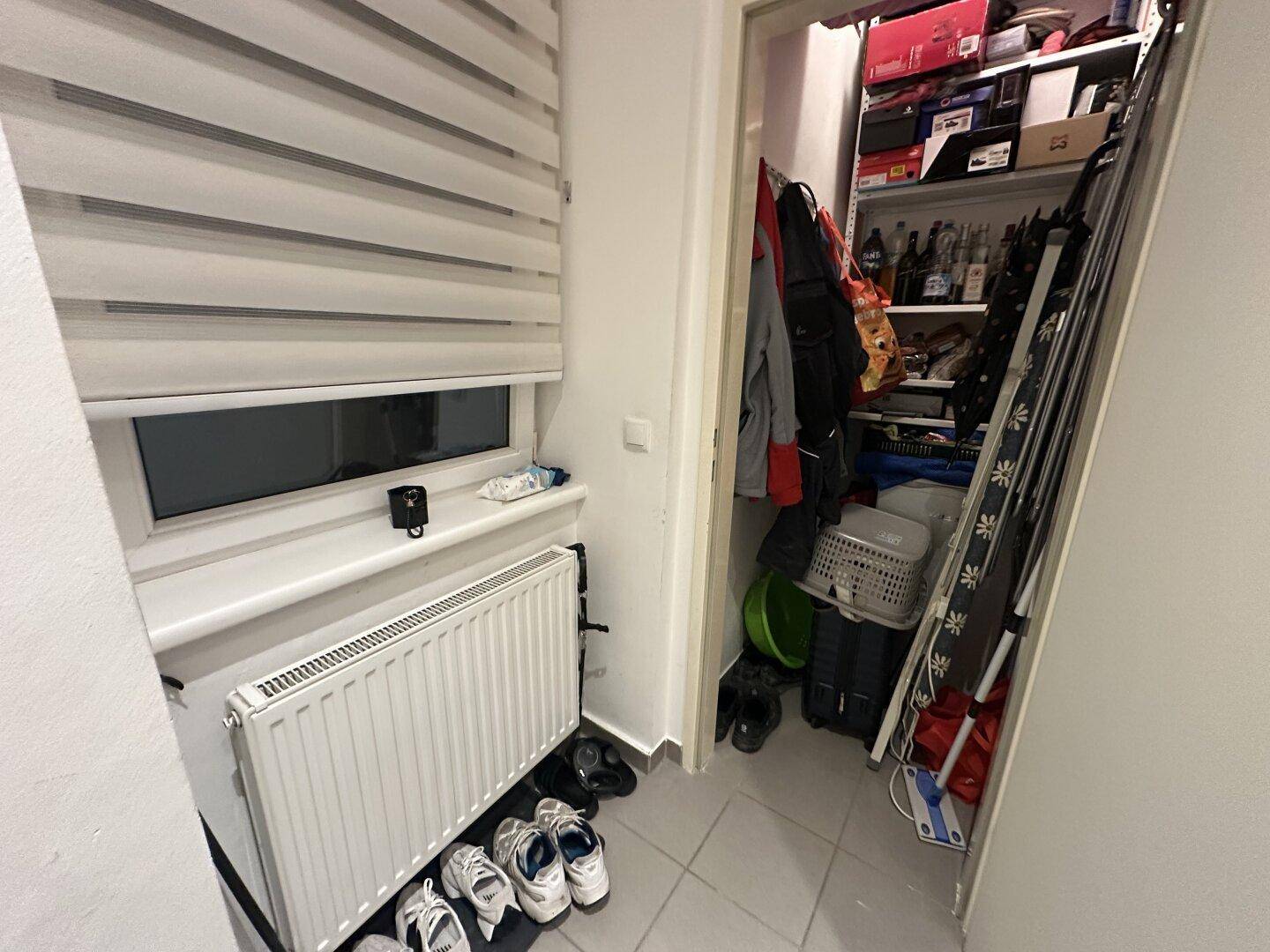 Praktischer Abstellraum mit Regalen, Fenster und Heizung für zusätzlichen Stauraum.